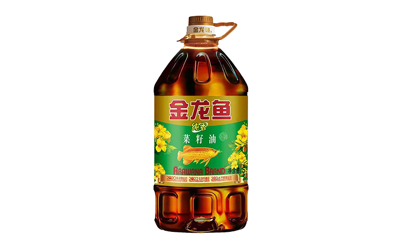 Automatic labeling effect display of Golden Dragon Fish edible oil bottle - High-precision labeling application for oil bottles in the food industry
