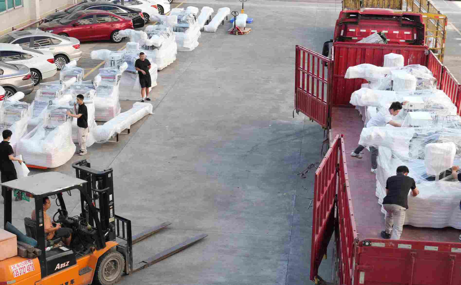 UBL’s equipment shipment site: Staff members and a forklift are loading packaged intelligent packaging equipment (such as labeling machines and cartoning machines) onto a delivery truck at the factory’s loading and unloading area