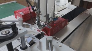The Snap Lock Bottom box erector automatically folds and locks red packaging boxes on the production line, ensuring precise and efficient forming while enhancing bottom-closure strength and overall production efficiency.